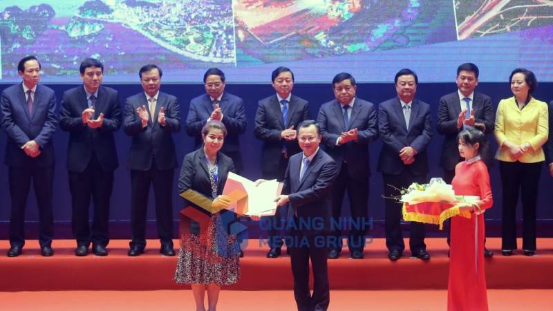Đồng chí Cao Tường Huy, Quyền Chủ tịch UBND tỉnh Quảng Ninh, trao giấy chứng nhận đăng ký đầu tư Dự án sản xuất các sản phẩm an toàn cho ô tô và xe có động cơ để xuất khẩu.