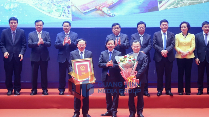 Đồng chí Trần Hồng Hà, Ủy viên Trung ương Đảng, Phó Thủ tướng Chính phủ trao Quyết định Quy hoạch tỉnh Quảng Ninh thời kỳ 2021-2030, tầm nhìn đến năm 2045.