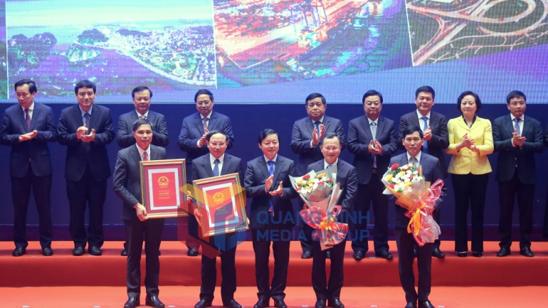 Phó Thủ tướng Chính phủ Trần Hồng Hà, trao Quy hoạch tỉnh Quảng Ninh thời kỳ 2021-2030, tầm nhìn đến năm 2050; quy hoạch chung TP Hạ Long đến năm 2040 cho các đồng chí lãnh đạo tỉnh và TP Hạ Long.