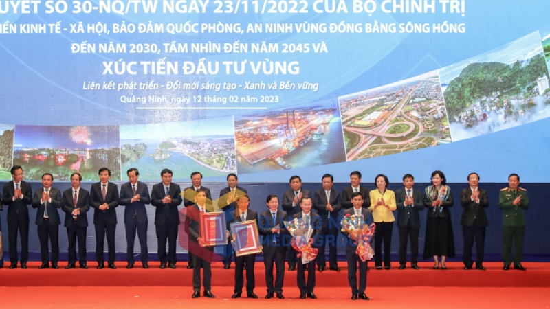Phó Thủ tướng Chính phủ Trần Hồng Hà, trao Quy hoạch tỉnh Quảng Ninh thời kỳ 2021-2030, tầm nhìn đến năm 2050; quy hoạch chung TP Hạ Long đến năm 2040 cho các đồng chí lãnh đạo tỉnh và TP Hạ Long.