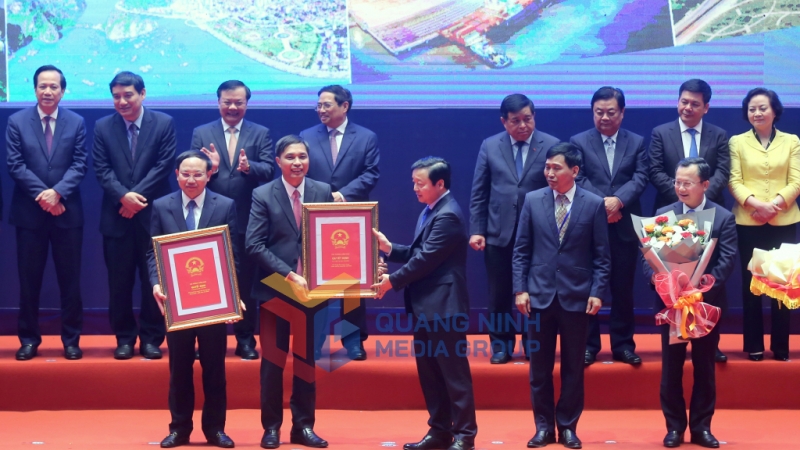 Đồng chí Trần Hồng Hà, Ủy viên Ban Chấp hành Trung ương Đảng, Phó Thủ tướng Chính phủ trao Quyết định Quy hoạch chung TP Hạ Long đến năm 2040 cho lãnh đạo thành phố Hạ Long.