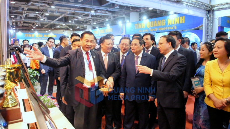 Thủ tướng Chính phủ Phạm Minh Chính cùng các đại biểu tham quan gian hàng trưng bày sản phẩm của tỉnh Quảng Ninh.

