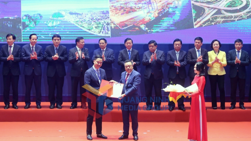 Chủ tịch UBND TP Hà Nội Trần Sỹ Thanh trao Quyết định chủ trương đầu tư, giấy chứng nhận đầu tư của TP Hà Nội cho các nhà đầu tư.