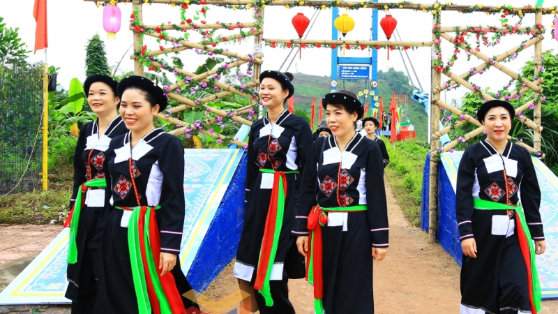 Vẻ đẹp trang phục phụ nữ dân tộc Sán Chay ở Ba Chẽ. Ảnh: Vũ Bích Cương