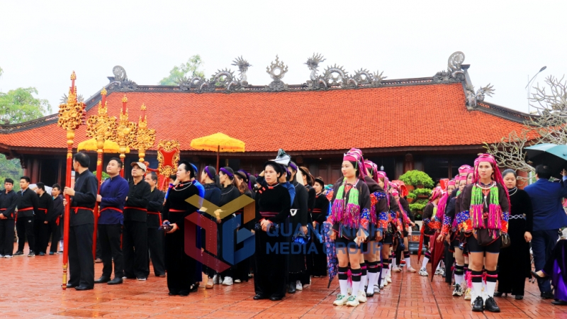 bà con các dân tộc với trang phục rực rỡ nhất đã tụ họp ở sân đình, chuẩn bị cho các nghi lễ trang trọng nhất của lễ hội đình Lục Nà (2-2023). Ảnh: Hà Phong