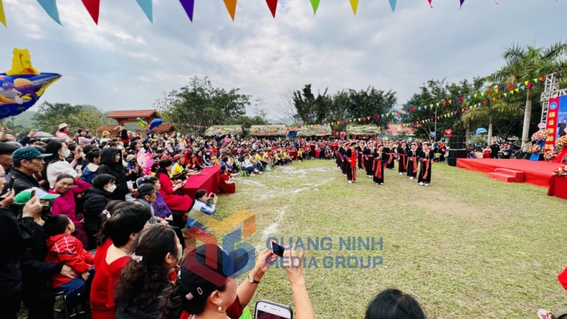 Biểu diễn, giao lưu dân vũ tại Hội làng Bằng Cả (2-2023). Ảnh: Hoàng Quý