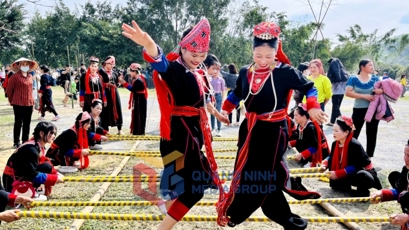 Những phụ nữ Dao Thanh Y xã Bằng Cả xúng xính trong bộ quần áo truyền thống, tham gia các hoạt động ở Hội làng. Ảnh Hoàng Quý (2-2023). Ảnh: Hoàng Quý