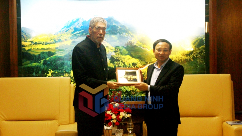 Bí thư Tỉnh ủy Nguyễn Xuân Ký tặng quà lưu niệm cho Tổng Bí thư Đảng phong trào cánh tả Đô-mi-ni-ca-na (2-2023). Ảnh: Thu Chung