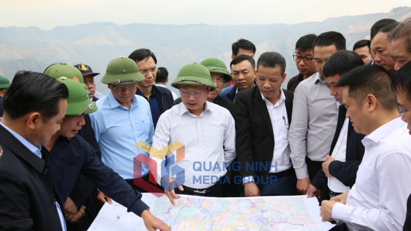Đồng chí Cao Tường Huy, Quyền Chủ tịch UBND tỉnh kiểm tra tại khu vực bãi thải mỏ Bắc Bàng Danh (TP Hạ Long) (2-2023). Ảnh: Phạm Tăng