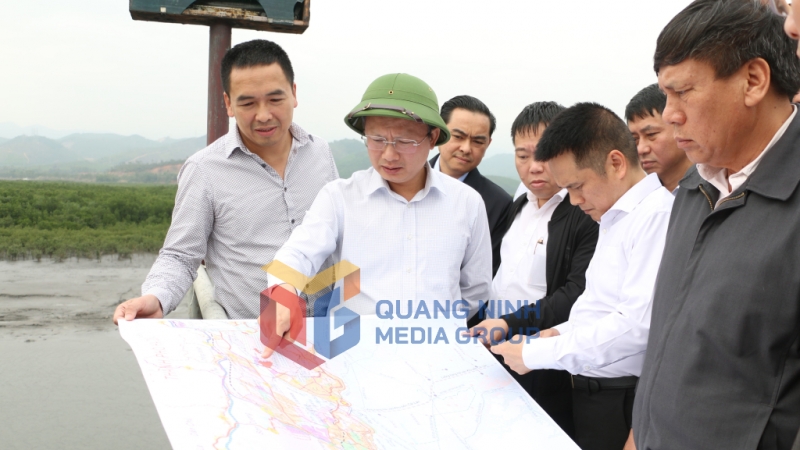 Đồng chí Cao Tường Huy, Quyền Chủ tịch UBND tỉnh kiểm tra tại khu vực Cảng Làng Khánh (TP Hạ Long) (2-2023). Ảnh: Phạm Tăng