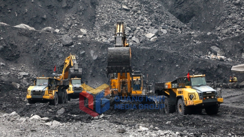 Bốc xúc đất đá tại mỏ lộ thiên Công ty CP Than Cọc Sáu (2-2023). Ảnh: Phạm Tăng.