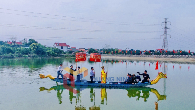 Nghi lễ lấy nước ở hồ phía trước để rước về chùa (2-2023). Ảnh: Phạm Học