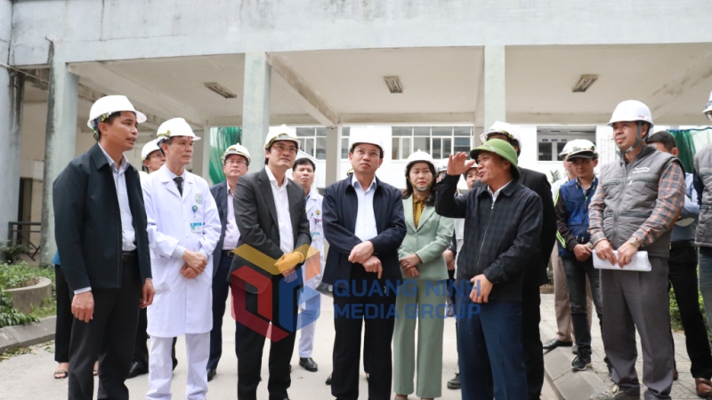 Bí thư Tỉnh ủy Nguyễn Xuân Ký kiểm tra tiến độ xây dựng Bệnh viện Phổi Quảng Ninh (2-2023). Ảnh: Hoàng Quỳnh