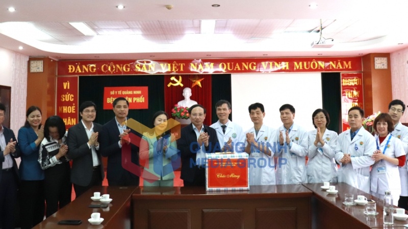 Bí thư Tỉnh ủy Nguyễn Xuân Ký tặng hoa chúc mừng các thầy thuốc ở Bệnh viện Phổi Quảng Ninh (2-2023). Ảnh: Hoàng Quỳnh