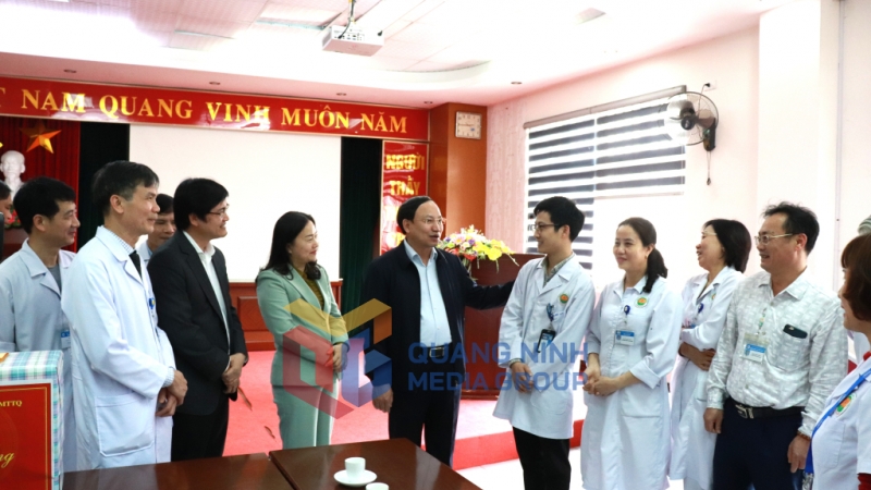 Bí thư Tỉnh ủy Nguyễn Xuân Ký thăm hỏi đời sống cán bộ, y bác sĩ, nhân viên y tế Bệnh viện Phổi Quảng Ninh (2-2023). Ảnh: Hoàng Quỳnh
