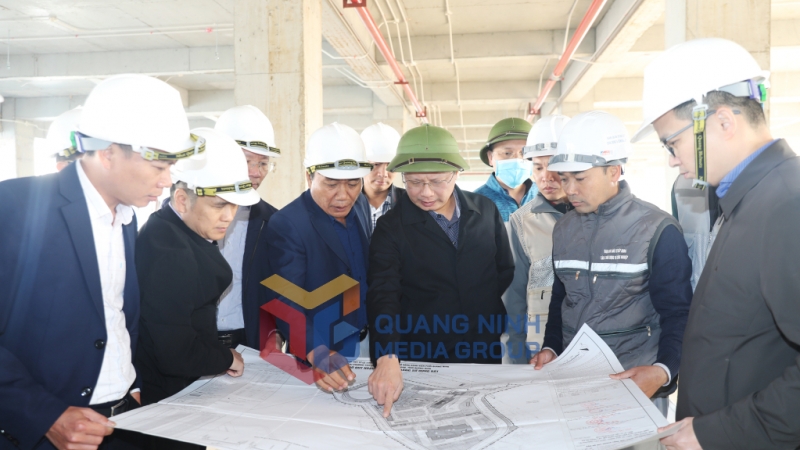 Đồng chí Cao Tường Huy, Quyền Chủ tịch UBND tỉnh kiểm tra tiến độ dự án Đầu tư xây dựng nâng cấp, mở rộng Bệnh viện Phổi  (2-2023). Ảnh Đỗ Phương
