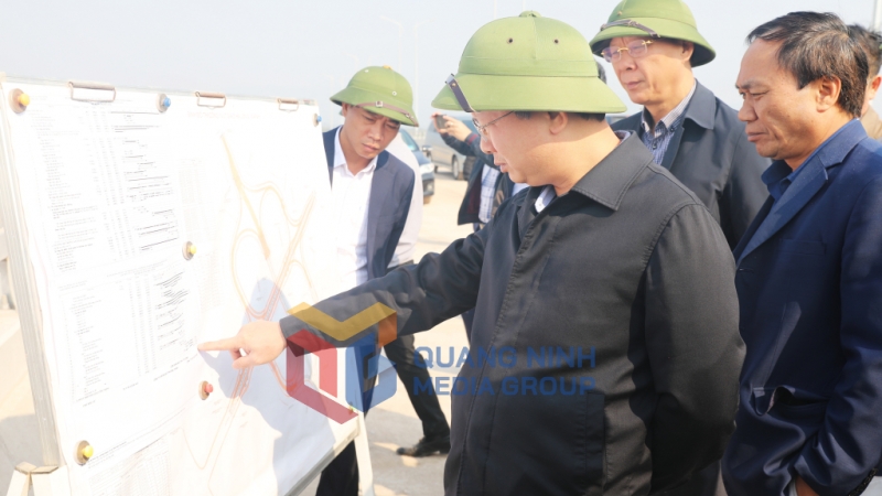 Đồng chí kiểm tra tiến độ thi công dự án đường nối từ đường cao tốc Hạ Long - Hải Phòng đến đường tỉnh 338 (giai đoạn 1) (2-2023). Ảnh Đỗ Phương