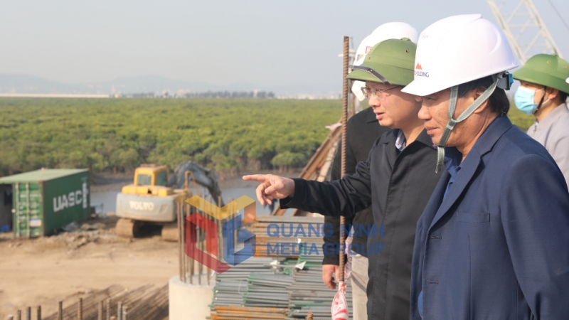 Đồng chí Quyền Chủ tịch UBND tỉnh kiểm tra thi công cầu Cửa Lục 3  (2-2023). Ảnh Đỗ Phương