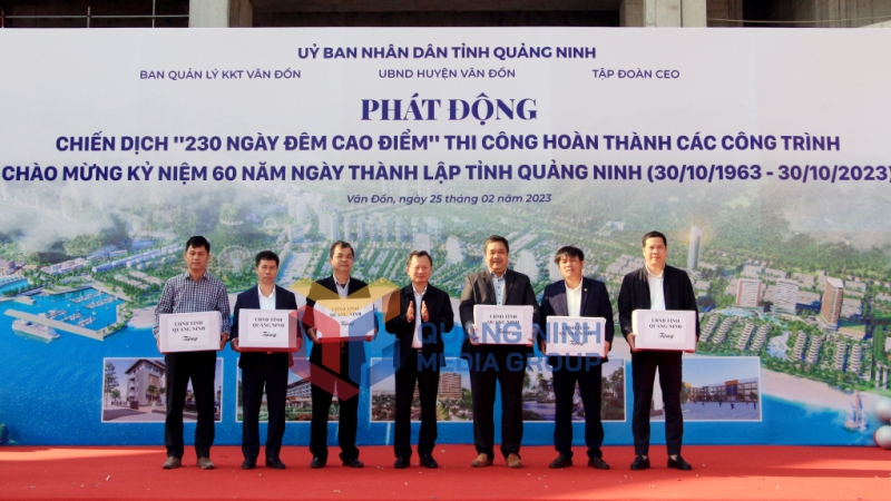 Đồng chí Cao Tường Huy, Quyền Chủ tịch UBND tỉnh, tặng quà động viên các chủ đầu tư, đơn vị nhà thầu (2-2023). Ảnh: Mạnh Trường