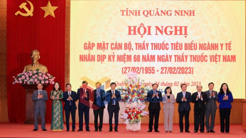 Các đồng chí lãnh đạo tỉnh tặng hoa chúc mừng Kỷ niệm 68 năm Ngày Thầy thuốc Việt Nam 27/2 (2-2023). Ảnh: Thu Trang