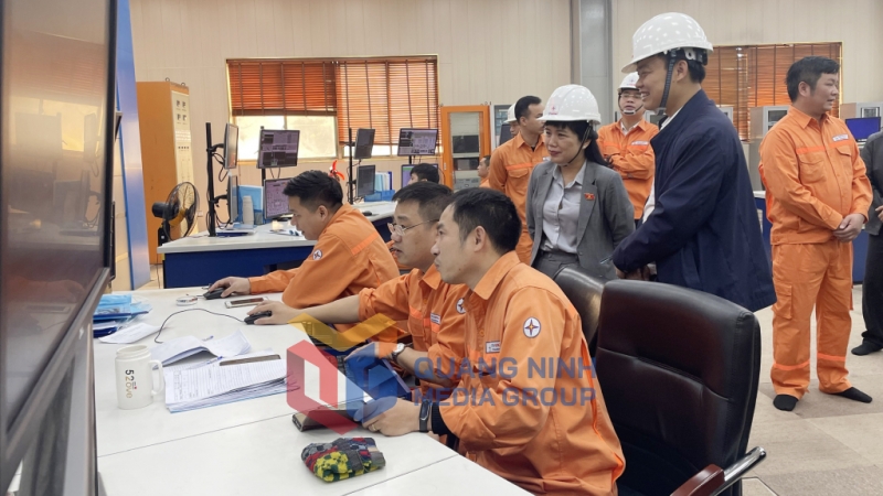 Đoàn ĐBQH tỉnh giám sát tại trung tâm điều hành của Công ty CP Nhiệt điện Quảng Ninh (2-2023). Ảnh: Cao Quỳnh