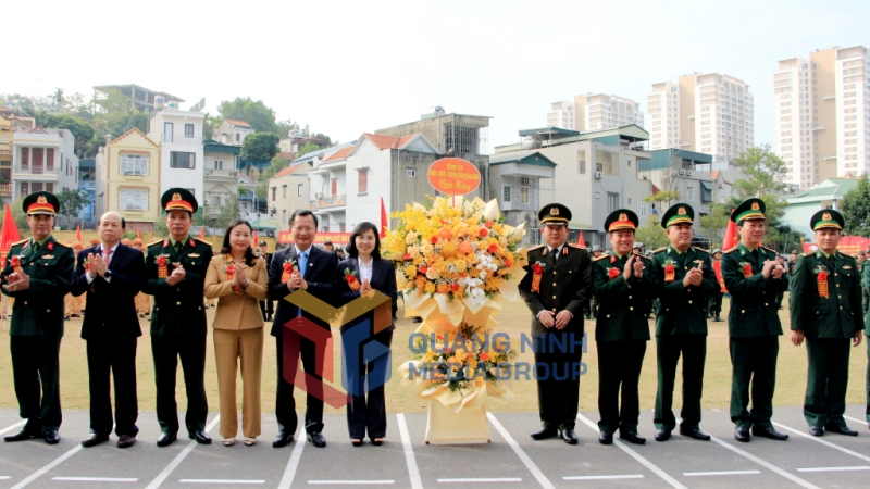 Các đại biểu tặng hoa chúc mừng lực lượng vũ trang tỉnh trong Lễ ra quân huấn luyện năm 2023. Ảnh:Trung tâm Truyền thông