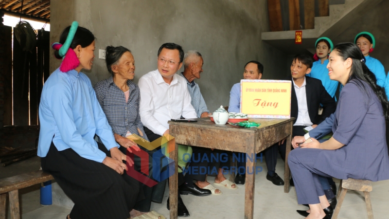 Đồng chí Cao Tường Huy, Quyền Chủ tịch UBND tỉnh, thăm, tặng quà cho hộ gia đình chính sách thôn Pò Đán, xã Húc Động (3-2023). Ảnh: Phạm Tăng