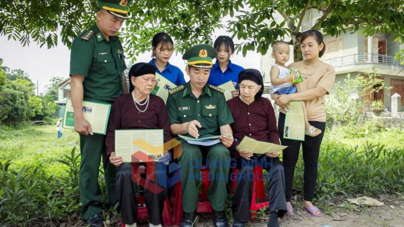 Cán bộ, chiến sĩ bộ đội biên phòng tỉnh tuyên truyền pháp luật cho người dân xã Quảng Nghĩa (TP Móng Cái) (3-2023). Ảnh: Nguyễn Thanh