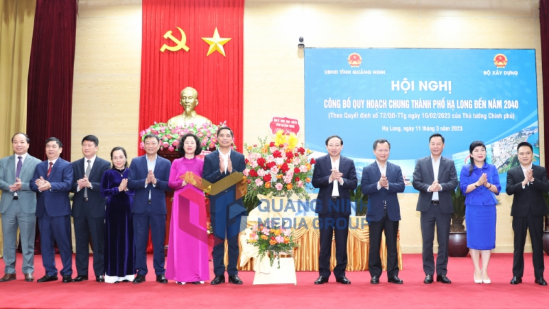 Các đồng chí lãnh đạo tỉnh Quảng Ninh chúc mừng TP Hạ Long.
