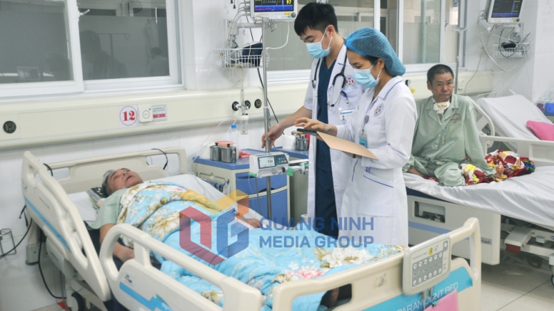 Các y, bác sĩ Trung tâm Y tế huyện Hải Hà chăm sóc bệnh nhân (3-2023). Ảnh: Việt Hoa