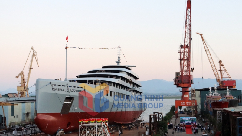 Hạ thủy tàu khách Emerald Azzurra theo đơn đặt hàng của Công ty Scenic Tour đến từ Australia (12-2020). Ảnh: Minh Đức