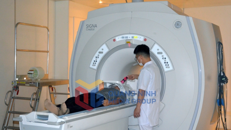 Chụp cộng hưởng từ cho người khám bệnh tại Trung tâm Y tế TX Đông Triều (3-2023). Ảnh: Nguyễn Hoa