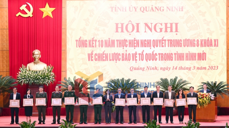 Đồng chí Trịnh Thị Minh Thanh, Phó Bí thư Tỉnh ủy, trao Bằng khen của Ban Thường vụ Tỉnh ủy cho các cá nhân có thành tích xuất sắc (3-2023). Ảnh Thu Chung