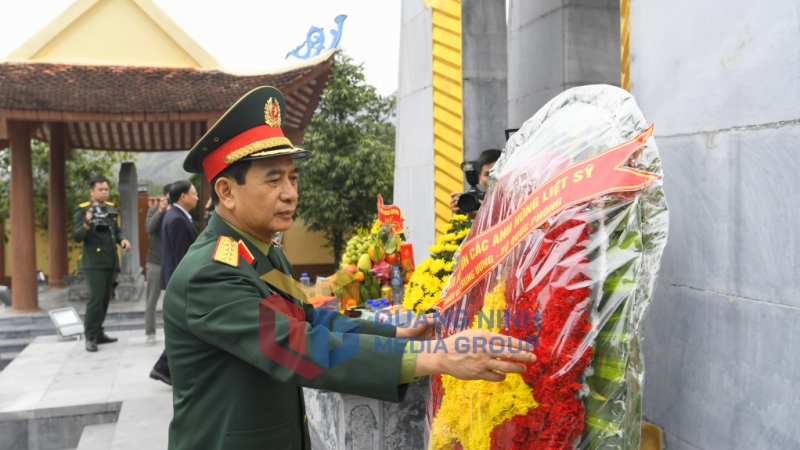 Đồng chí Đại tướng Phan Văn Giang, Bộ trưởng Bộ Quốc phòng đặt vòng hoa tưởng niệm các Anh hùng liệt sĩ (3-2023). Ảnh: Minh Hà