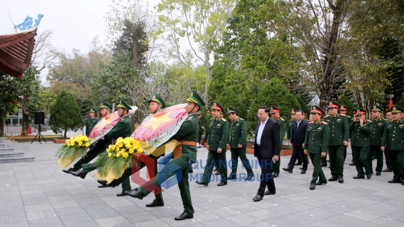 Đoàn đại biểu đặt vòng hoa, dâng hương tại Đài tưởng niệm các Anh hùng liệt sĩ Pò Hèn (3-2023). Ảnh: Minh Hà