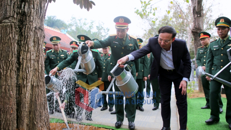 Đồng chí Bộ trưởng Bộ Quốc phòng cùng các vị đại biểu trồng cây lưu niệm tại Khu di tích lịch sử quốc gia Pò Hèn (3-2023). Ảnh: Minh Hà