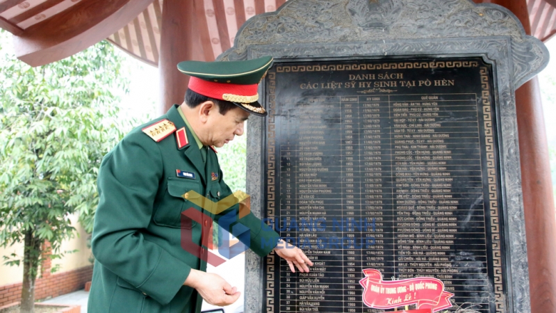 Đồng chí Bộ trưởng Bộ Quốc phòng thăm nhà bia lưu danh các Anh hùng liệt sĩ (3-2023). Ảnh: Minh Hà
