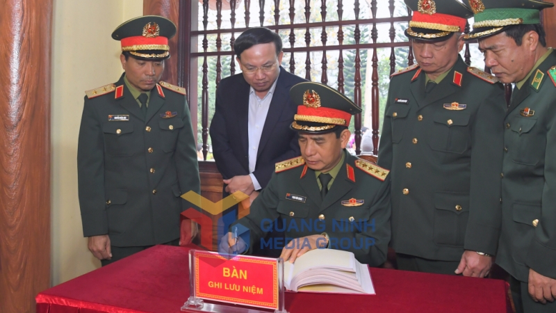 Đồng chí Đại tướng Phan Văn Giang, Bộ trưởng Bộ Quốc phòng ghi sổ lưu niệm tại Khu di tích lịch sử quốc gia Pò Hèn (3-2023). Ảnh: Minh Hà