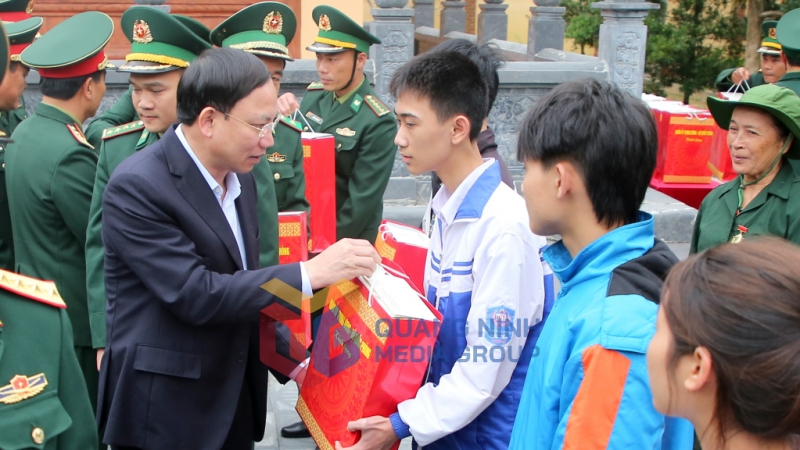 Đồng chí Bí thư Tỉnh ủy Quảng Ninh tặng quà cho đại diện gia đình chính sách, gia đình khó khăn và các em học sinh trong chương trình 