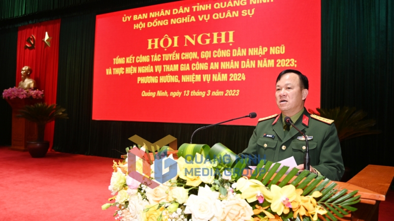 Đại tá Khúc Thành Dư, Chỉ huy trưởng Bộ CHQS tỉnh, điều hành thảo luận tại hội nghị (3-2023). Ảnh: Việt Hồng