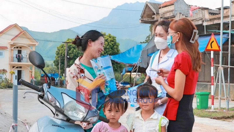 Cán bộ dân số xã Quảng Lâm, huyện Đầm Hà tuyên truyền các biện pháp tránh thai hiện đại cho phụ nữ đã sinh đủ 2 con (3-2023). Ảnh: Vân Anh