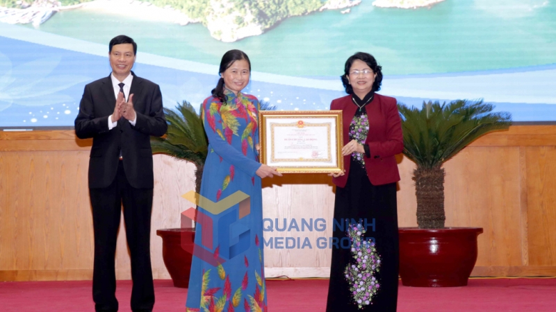 Phó Chủ tịch nước Đặng Thị Ngọc Thịnh trao tặng Huân chương Lao động hạng Nhì cho đồng chí Đỗ Thị Hoàng, Phó Bí thư Thường trực Tỉnh uỷ.