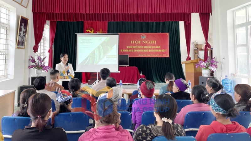 Hội Nông dân xã Quảng Tân (huyện Đầm Hà) tổ chức buổi tập huấn chuyển đổi số về hướng dẫn, tạo điều kiện hỗ trợ cho các hộ nông dân có sản phẩm nông nghiệp lên sàn thương mại điện tử (3-2023). Ảnh: Lan Anh