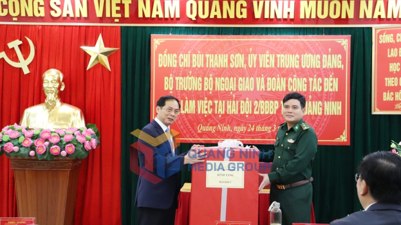 Đoàn công tác cũng thăm, tặng quà cho cán bộ, chiến sĩ Hải đội 2 (Bộ đội Biên phòng tỉnh) (3-2023). Ảnh: Thu Chung