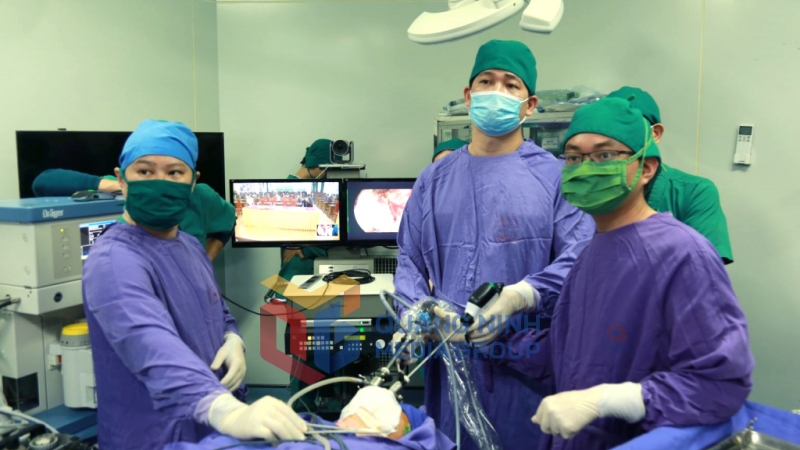 Bác sĩ Bệnh viện Đa khoa tỉnh triển khai kỹ thuật phẫu thuật nội soi đường miệng (3-2023). Ảnh: Bệnh viện Đa khoa tỉnh cung cấp