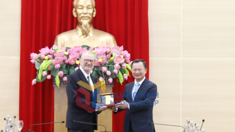 Đồng chí Cao Tường Huy, Quyền Chủ tịch UBND tỉnh chào mừng đoàn công tác USABC đến Quảng Ninh (3-2023). Ảnh: Đỗ Phương