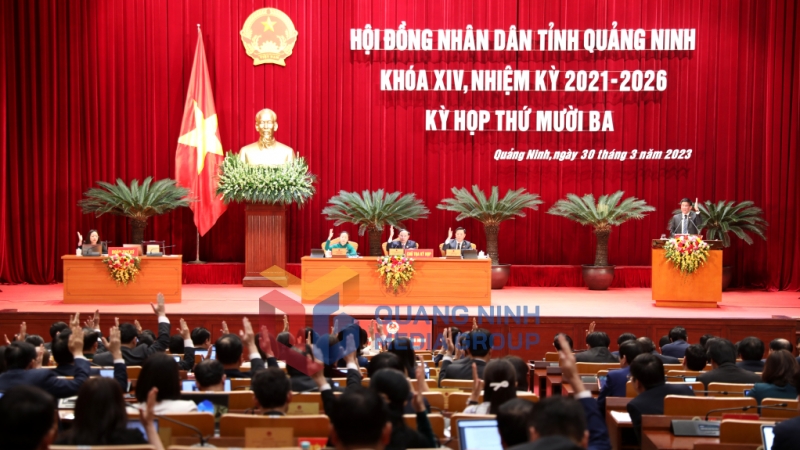 Các đại biểu HĐND tỉnh biểu quyết thông qua nghị quyết tại Kỳ họp (3-2023). Ảnh: Mạnh Trường