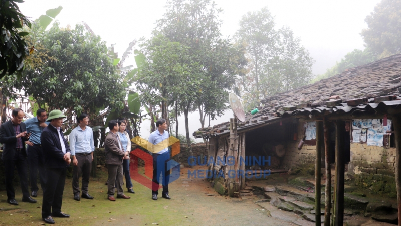 Đoàn công tác đến thăm nhà cổ của gia đình ông Nình A Liềng, thôn Khe Lục, xã Đại Dực (4-2023). Ảnh: Thu Chung