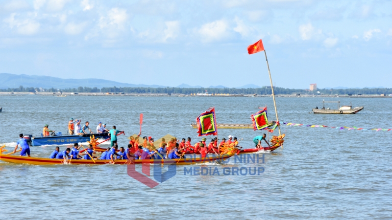 Đua thuyền truyền thống tại Lễ hội đình Trà Cổ năm 2022. Ảnh: Hoàng Giang