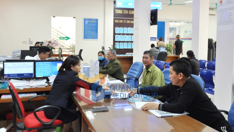 Cán bộ Trung tâm Hành chính công TP Móng Cái tận tình hướng dẫn người dân làm TTHC (4-2023). Ảnh: Trung Thành